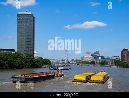 London - 06 14 2022: Zwei Lastkähne befahren die Themse nahe der Vauxhall Bridge Stockfoto