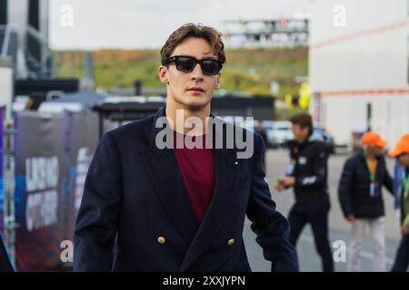 Circuit Zandvoort, Zandvoort, Niederlande. 25.August 2024; George Russell aus Großbritannien und das Mercedes-AMG PETRONAS F1 Team kommen während des Formel-1-Grand-Prix Italiens im Fahrerlager an. Credit: Jay Hirano/AFLO/Alamy Live News Stockfoto