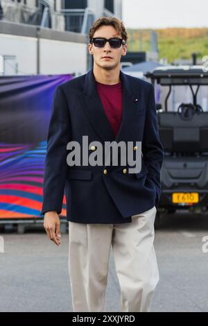 Circuit Zandvoort, Zandvoort, Niederlande. 25.August 2024; George Russell aus Großbritannien und das Mercedes-AMG PETRONAS F1 Team kommen während des Formel-1-Grand-Prix Italiens im Fahrerlager an. Credit: Jay Hirano/AFLO/Alamy Live News Stockfoto