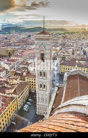 Aus der Vogelperspektive über den Glockenturm der Kathedrale in Florenz, Italien Stockfoto