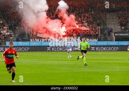 Nijmegen, Niederlande. August 2024. NIJMEGEN, NIEDERLANDE - 24. AUGUST: PEC Zwolle-Anhänger mit Pyro während des niederländischen Eredivisie-Spiels zwischen NEC Nijmegen und PEC Zwolle im Goffertstadion am 24. August 2024 in Nijmegen, Niederlande. (Foto von Raymond Smit/Orange Pictures) Credit: Orange Pics BV/Alamy Live News Stockfoto