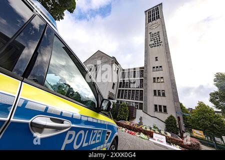 REKORDDATUM NICHT ANGEGEBEN beim fest zum 650. Geburtstag der Stadt Solingen hatte ein Angreifer am Freitagabend 23.08.2024 mit einem Messer auf Besucher vor einer Buehne in der Innenstadt eingestochen. Er toetete zwei Maenner im Alter von 67 und 56 Jahren sowie eine 56-jaehrige Frau. Acht Menschen wurden verletzt, vier von ihnen schwer. Foto vom 25.08.2024: In der evangelischen Stadtkirche in Solingen fand am Sonntag ein Trauergottesdienst statt Siehe epd-Meldung vom 25.08.2024 REDAKTIONELLE VERWENDUNG *** am Freitagabend, 23. August 2024, stieß ein Angreifer Besucher mit einem Messer vor einer Bühne i auf Stockfoto