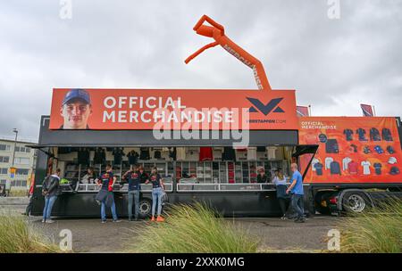 Zandvoort, Niederlande. August 2024. Formel-1-Fans sehen sich die Merchandise-Stände an, wenn sie am 24. August 2024 auf dem Circuit Zandvoort vor dem Grand Prix der Niederlande in Zandvoort ankommen. Das Formel-1-Rennen in Zandvoort findet am 25. August 2024 statt. (Foto: Mouneb Taim/INA Photo Agency/SIPA USA) Credit: SIPA USA/Alamy Live News Stockfoto