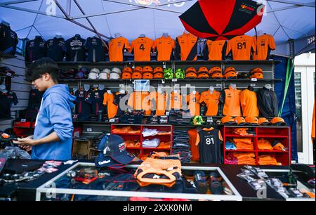 Zandvoort, Niederlande. August 2024. Formel-1-Fans sehen sich die Merchandise-Stände an, wenn sie am 24. August 2024 auf dem Circuit Zandvoort vor dem Grand Prix der Niederlande in Zandvoort ankommen. Das Formel-1-Rennen in Zandvoort findet am 25. August 2024 statt. (Foto: Mouneb Taim/INA Photo Agency/SIPA USA) Credit: SIPA USA/Alamy Live News Stockfoto