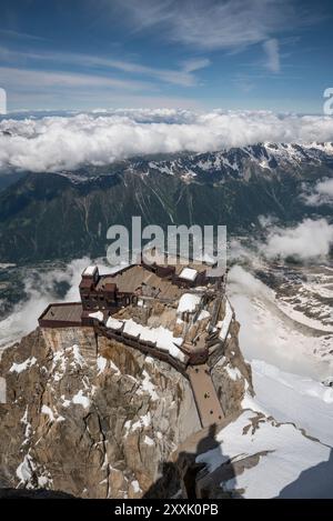 Chamonix-Tal und Panoramaterrasse bei Aiguille du Midi, Chamonix, Mont Blanc-Massiv, Alpen, Frankreich, Europa – Stockfoto Stockfoto