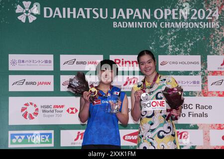 Yokohama, Japan. August 2024. Yamaguchi Akane (L) aus Japan und Busanan Ongbamrungphan aus Thailand posieren für Fotos während der Verleihung der Damen-Singles bei den Japan Badminton Open 2024 in Yokohama, Japan, 25. August 2024. Quelle: Zhang Xiaoyu/Xinhua/Alamy Live News Stockfoto