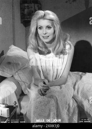 Die französische Schauspielerin CATHERINE DENEUVE als Severine in einer Szene aus BELLE DE JOUR 1967 Regisseur LUIS BUNUEL Roman JOSEPH KESSEL produziert von Robert and Raymond Hakim Paris Film Production / Five Film Stockfoto