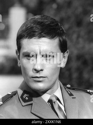 Ein Porträt des französischen Schauspielers ALAIN DELON in LOST COMMAND 1966 Regisseur MARK ROBSON Roman JEAN LARTEGUY Music FRANZ WAXMAN Cinematography ROBERT SURTEES Red Lion / Columbia Pictures Stockfoto