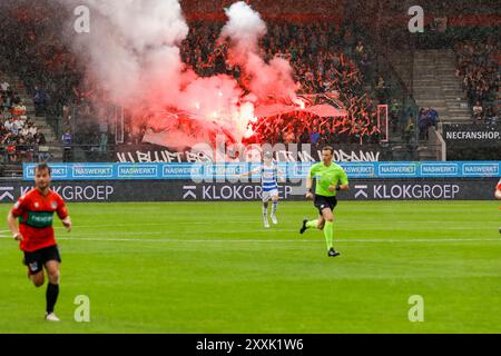 Nijmegen, Niederlande. August 2024. NIJMEGEN, NIEDERLANDE - 24. AUGUST: PEC Zwolle-Anhänger mit Pyro während des niederländischen Eredivisie-Spiels zwischen NEC Nijmegen und PEC Zwolle im Goffertstadion am 24. August 2024 in Nijmegen, Niederlande. (Foto: Raymond Smit/Orange Pictures) Credit: dpa/Alamy Live News Stockfoto