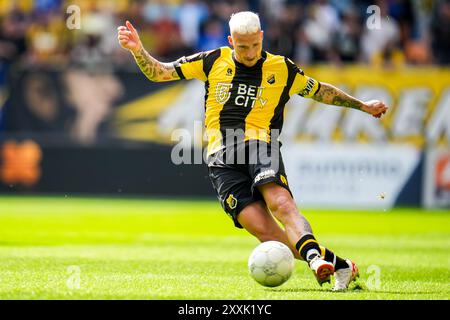 Arnheim, Niederlande. August 2024. ARNHEM, NIEDERLANDE - 25. AUGUST: Alexander Buttner von Vitesse übergibt den Ball während des niederländischen Keuken Kampioen Divisie-Spiels zwischen Vitesse und Excelsior Rotterdam am 25. August 2024 in Arnhem, Niederlande. (Foto von Rene Nijhuis/Orange Pictures) Credit: Orange Pics BV/Alamy Live News Stockfoto