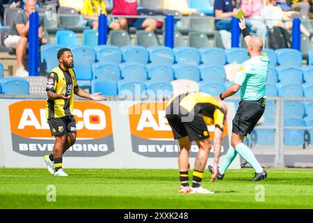 Arnheim, Niederlande. 25. August 2024. Arnhem - Dillon Ifunanya Chukwu Hoogewerf von Vitesse Arnhem gelbe Karte während des dritten Spiels der Keuken Kampioen Divisie Saison 2024/2025. Das Spiel findet am 25. August 2024 im GelreDome in Arnheim, Niederlande, zwischen Vitesse Arnhem und Excelsior Rotterdam statt. (VK Sportphoto/Danny de Groot) Stockfoto