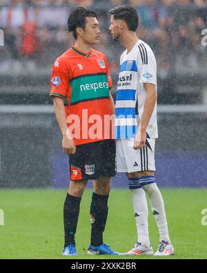NIJMEGEN, NIEDERLANDE - 24. AUGUST: Koki Ogawa von NEC Nijmegen diskutiert mit Anouar El Azzouzi von PEC Zwolle während des niederländischen Eredivisie-Spiels zwischen NEC Nijmegen und PEC Zwolle am 24. August 2024 im Goffertstadion in Nijmegen, Niederlande. (Foto: Raymond Smit/Orange Pictures) Stockfoto