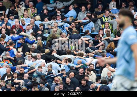 Manchester, Großbritannien. August 2024. Manchester City Fans spielen am 24. August 2024 im Etihad Stadium in Manchester, England, Großbritannien beim Spiel Manchester City FC gegen Ipswich Town FC English Premier League. Credit: Every Second Media/Alamy Live News Stockfoto