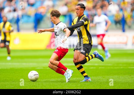 Arnheim, Niederlande. 25. August 2024. Arnhem - Lennard Hartjes von Excelsior Rotterdam und Miliano Jonathans von Vitesse Arnhem während des dritten Spiels der Keuken Kampioen Divisie Saison 2024/2025. Das Spiel findet am 25. August 2024 im GelreDome in Arnheim, Niederlande, zwischen Vitesse Arnhem und Excelsior Rotterdam statt. (VK Sportphoto/Danny de Groot) Stockfoto