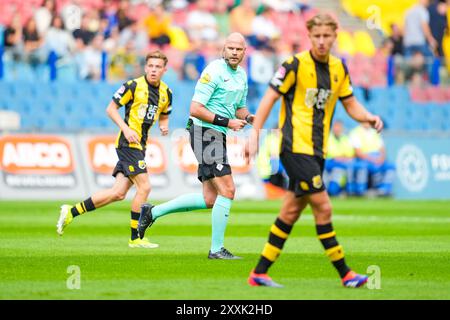 Arnheim, Niederlande. 25. August 2024. Arnhem - Schiedsrichter Rob Dieperink während des dritten Spiels der Keuken Kampioen Divisie Saison 2024/2025. Das Spiel findet am 25. August 2024 im GelreDome in Arnheim, Niederlande, zwischen Vitesse Arnhem und Excelsior Rotterdam statt. (VK Sportphoto/Danny de Groot) Stockfoto