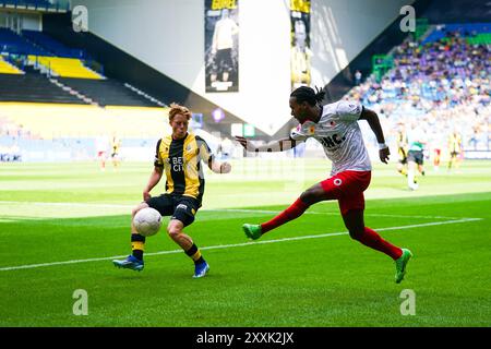 Arnheim, Niederlande. 25. August 2024. Arnhem - Mats Egbring von Vitesse Arnhem und Jacky Donkor von Excelsior Rotterdam während des dritten Spiels der Keuken Kampioen Divisie Saison 2024/2025. Das Spiel findet am 25. August 2024 im GelreDome in Arnheim, Niederlande, zwischen Vitesse Arnhem und Excelsior Rotterdam statt. (VK Sportphoto/Danny de Groot) Stockfoto