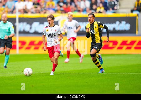 Arnheim, Niederlande. 25. August 2024. Arnhem - Lennard Hartjes von Excelsior Rotterdam und Miliano Jonathans von Vitesse Arnhem während des dritten Spiels der Keuken Kampioen Divisie Saison 2024/2025. Das Spiel findet am 25. August 2024 im GelreDome in Arnheim, Niederlande, zwischen Vitesse Arnhem und Excelsior Rotterdam statt. (VK Sportphoto/Danny de Groot) Stockfoto