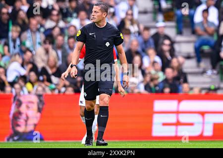 Groningen, Nederland. August 2024. GRONINGEN, 25-08-2024, Stadion Euroborg, Fußball, niederländische Eredivisie, Saison 2024/2025, Groningen - AZ, Schiedsrichter Jeroen Manschot Credit: Pro Shots/Alamy Live News Stockfoto