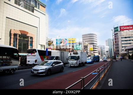 Sehen Sie die Landschaft der Stadt shinjuku Hauptstadt mit Verkehrsstraßen und japanern, die auf dem Zebra Crosswalk in Shinjuk die Verkehrsstraße überqueren Stockfoto