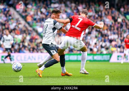 Groningen, Nederland. Juni 2018. GRONINGEN, 25-08-2024, Stadion Euroborg, Fußball, niederländische Eredivisie, Saison 2024/2025, Groningen - AZ, Spieler FC Groningen Tika de Jonge gegen Spieler AZ Ruben van Bommel Credit: Pro Shots/Alamy Live News Stockfoto