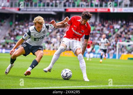 Groningen, Nederland. Juni 2018. GRONINGEN, 25-08-2024, Stadion Euroborg, Fußball, niederländische Eredivisie, Saison 2024/2025, Groningen - AZ, Spieler FC Groningen Jorg Schreuders gegen Spieler AZ Troy Parrott Credit: Pro Shots/Alamy Live News Stockfoto