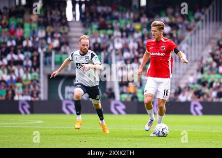 Groningen, Nederland. Juni 2018. GRONINGEN, 25-08-2024, Stadion Euroborg, Fußball, niederländische Eredivisie, Saison 2024/2025, Groningen - AZ, Spieler FC Groningen Romano Postema gegen Spieler AZ David Moller Wolfe Credit: Pro Shots/Alamy Live News Stockfoto