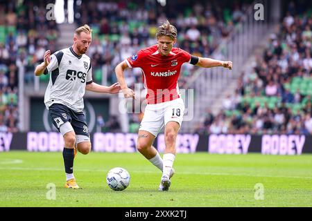 Groningen, Nederland. Juni 2018. GRONINGEN, 25-08-2024, Stadion Euroborg, Fußball, niederländische Eredivisie, Saison 2024/2025, Groningen - AZ, Spieler FC Groningen Romano Postema gegen Spieler AZ David Moller Wolfe Credit: Pro Shots/Alamy Live News Stockfoto