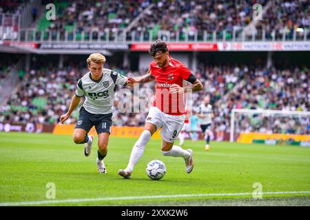 Groningen, Nederland. Juni 2018. GRONINGEN, 25-08-2024, Stadion Euroborg, Fußball, niederländische Eredivisie, Saison 2024/2025, Groningen - AZ, Spieler FC Groningen Jorg Schreuders gegen Spieler AZ Troy Parrott Credit: Pro Shots/Alamy Live News Stockfoto