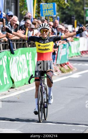 Merksem, Belgien. August 2024. Die Belgierin Sanne kann nicht feiern, als sie die Ziellinie überquert, um am Sonntag, den 25. August 2024, den Schaal Sels Merksem zu gewinnen. BELGA FOTO GOYVAERTS Credit: Belga Nachrichtenagentur/Alamy Live News Stockfoto