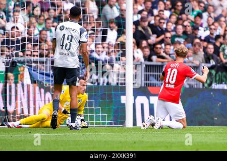 Groningen, Nederland. Juni 2018. GRONINGEN, 25-08-2024, Stadion Euroborg, Fußball, niederländische Eredivisie, Saison 2024/2025, Groningen - AZ, rettet Torhüter FC Groningen Etienne Vaessen Wechselspieler AZ Sven Mijnans Credit: Pro Shots/Alamy Live News Stockfoto