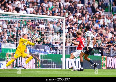 Groningen, Nederland. Juni 2018. GRONINGEN, 25-08-2024, Stadion Euroborg, Fußball, niederländische Eredivisie, Saison 2024/2025, Groningen - AZ, rettet Torhüter FC Groningen Etienne Vaessen Wechselspieler AZ Sven Mijnans Credit: Pro Shots/Alamy Live News Stockfoto