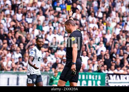 Groningen, Nederland. Juni 2018. GRONINGEN, 25-08-2024, Stadion Euroborg, Fußball, niederländische Eredivisie, Saison 2024/2025, Groningen - AZ, Spieler FC Groningen Romano Postema bekommt gelbe Karte Guthaben: Pro Shots/Alamy Live News Stockfoto