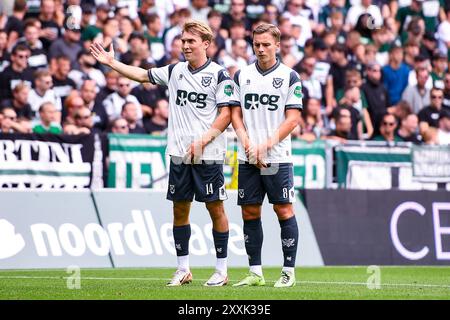 Groningen, Nederland. Juni 2018. GRONINGEN, 25-08-2024, Stadion Euroborg, Fußball, niederländische Eredivisie, Saison 2024/2025, Groningen - AZ, Spieler FC Groningen Jorg Schreuders und Spieler FC Groningen Johan Hove Credit: Pro Shots/Alamy Live News Stockfoto