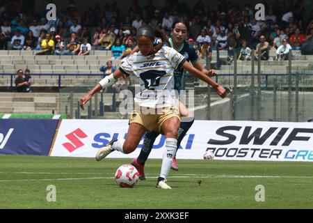 Mexiko-Stadt, Mexiko. August 2024. Aerial Chavarin #20 von Pumas UNAM kämpft um den Ball während des Spiels der 7. Runde zwischen Pumas UNAM und Club Puebla als Teil der Torneo Apertura 2024 Frauen Liga MX im Estadio Olímpico Universitario. Endpunktzahl Pumas 2:1 Puebla. Am 23. August 2024 in Mexiko-Stadt. (Foto: Jose Luis Torales/ Credit: Eyepix Group/Alamy Live News Stockfoto