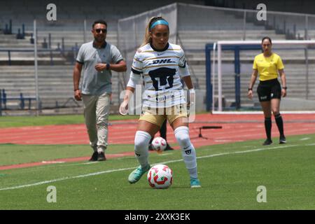 Mexiko-Stadt, Mexiko. August 2024. Paola Chavero #13 von Pumas UNAM kontrolliert den Ball während des Spiels der 7. Runde zwischen Pumas UNAM und Club Puebla als Teil der Torneo Apertura 2024 Frauen Liga MX im Estadio Olímpico Universitario. Endpunktzahl Pumas 2:1 Puebla. Am 23. August 2024 in Mexiko-Stadt. (Foto: Jose Luis Torales/ Credit: Eyepix Group/Alamy Live News Stockfoto