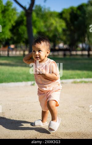 Das 1-jährige Latina-Mädchen macht ihre ersten Schritte im Freien Stockfoto