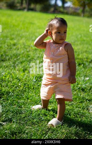 Latina Baby Mädchen 1 Jahr alt draußen in einem Park Stockfoto