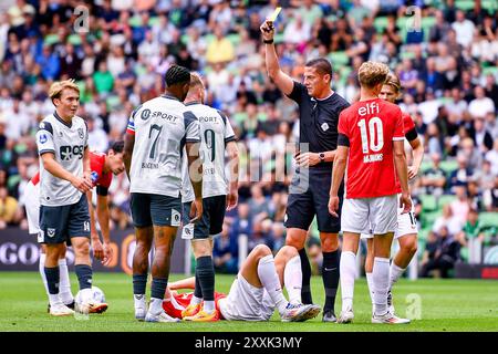 Groningen, Nederland. Juni 2018. GRONINGEN, 25-08-2024, Stadion Euroborg, Fußball, niederländische Eredivisie, Saison 2024/2025, Groningen - AZ, Spieler FC Groningen Romano Postema bekommt gelbe Karte Guthaben: Pro Shots/Alamy Live News Stockfoto