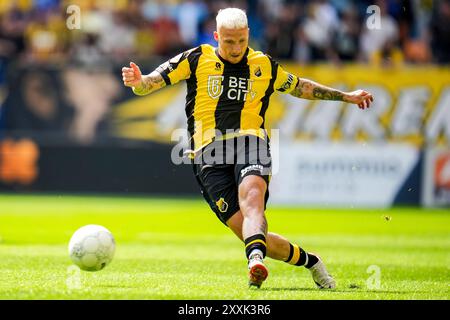 Arnheim, Niederlande. August 2024. ARNHEM, NIEDERLANDE - 25. AUGUST: Alexander Buttner von Vitesse übergibt den Ball während des niederländischen Keuken Kampioen Divisie-Spiels zwischen Vitesse und Excelsior Rotterdam am 25. August 2024 in Arnhem, Niederlande. (Foto von Rene Nijhuis/Orange Pictures) Credit: dpa/Alamy Live News Stockfoto