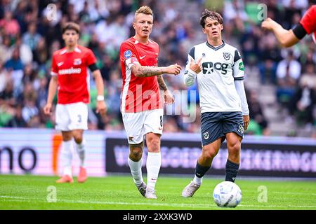 GRONINGEN, 25-08-2024, Stadion Euroborg, Fußball, niederländische Eredivisie, Saison 2024 / 2025, Groningen - AZ, Spieler FC Groningen Thijs Oosting gegen Spieler AZ Jordy Clasie Stockfoto