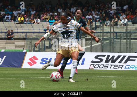 Mexiko-Stadt, Ciudad de Mexico, Mexiko. August 2024. Aerial Chavarin #20 von Pumas UNAM kämpft um den Ball während des Spiels der 7. Runde zwischen Pumas UNAM und Club Puebla als Teil der Torneo Apertura 2024 Frauen Liga MX in Estadio OlÃ-mpico Universitario. Endpunktzahl Pumas 2:1 Puebla. Am 23. August 2024 in Mexiko-Stadt. (Kreditbild: © Jose Luis Torales/OKULARIS via ZUMA Press Wire) NUR REDAKTIONELLE VERWENDUNG! Nicht für kommerzielle ZWECKE! Stockfoto