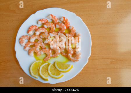 Geschälte Garnelen mit Olivenöl und Zitrone. Spanien. Stockfoto