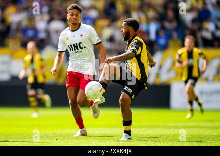 Arnheim, Niederlande. August 2024. ARNHEM, NIEDERLANDE - 25. AUGUST: Dillon Hoogewerf aus Vitesse übergibt den Ball während des niederländischen Keuken Kampioen Divisie-Spiels zwischen Vitesse und Excelsior Rotterdam am 25. August 2024 in Arnhem, Niederlande. (Foto von Rene Nijhuis/Orange Pictures) Credit: dpa/Alamy Live News Stockfoto