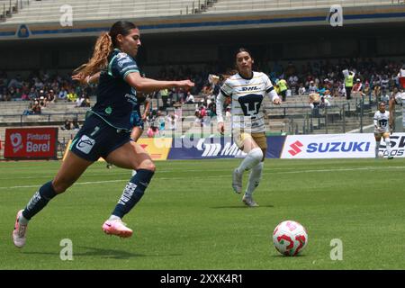 Mexiko-Stadt, Mexiko. August 2024. Sebelle Rojas #7 von Puebla treibt den Ball im Spiel der 7. Runde zwischen Pumas UNAM und Club Puebla als Teil der Torneo Apertura 2024 Frauen Liga MX am Estadio Olímpico Universitario nach vorne. Endpunktzahl Pumas 2:1 Puebla. Am 23. August 2024 in Mexiko-Stadt. (Foto: Jose Luis Torales/Eyepix Group/SIPA USA) Credit: SIPA USA/Alamy Live News Stockfoto