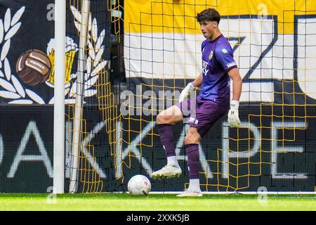 Arnheim, Niederlande. August 2024. ARNHEM, NIEDERLANDE - 25. AUGUST: Vitesse Torhüter Tom Bramel kontrolliert den Ball während des niederländischen Keuken Kampioen Divisie-Spiels zwischen Vitesse und Excelsior Rotterdam am 25. August 2024 im Gelredome in Arnheim. (Foto von Rene Nijhuis/Orange Pictures) Credit: dpa/Alamy Live News Stockfoto