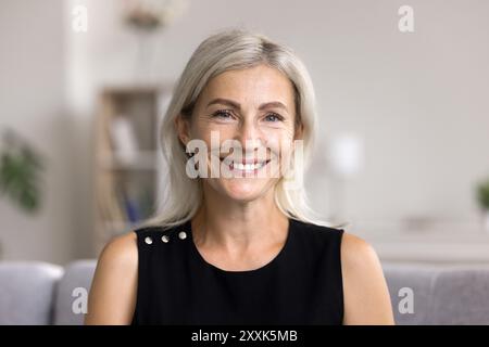 Kopffoto-Porträt hübsche blonde Frau, die in die Kamera schaut Stockfoto