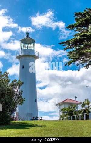 Der Tiritiri Lighthouse auf Tiritiri Matangi Island in der Nähe von Auckland, Neuseeland, wurde 1864 erbaut und ist einer der mächtigsten in der südlichen Hemisphäre Stockfoto