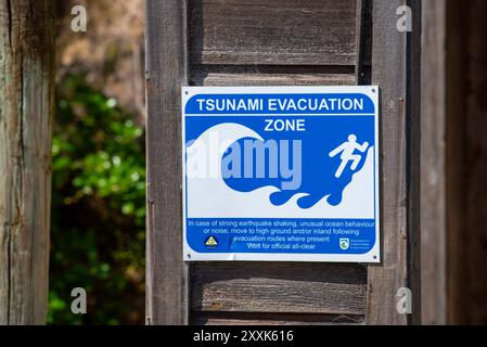 Ein Tsunami-Warnschild an der Küste der Insel Tiritiri Matangi bei Auckland auf der Nordinsel Neuseelands. NZ Stockfoto