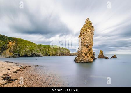 In der Nähe von Whinnyfold, Cruden Bay, Schottland, zeigt die zerklüftete Küste von Aberdeenshire herrliche Seestapel nördlich von Aberdeen. Stockfoto