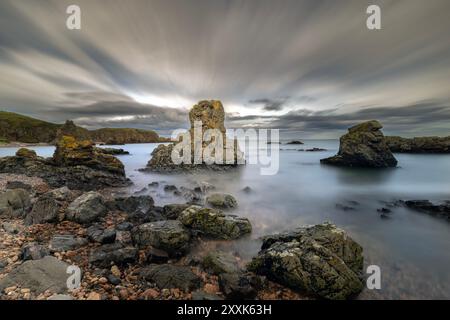 In der Nähe von Whinnyfold, Cruden Bay, Schottland, zeigt die zerklüftete Küste von Aberdeenshire herrliche Seestapel nördlich von Aberdeen. Stockfoto